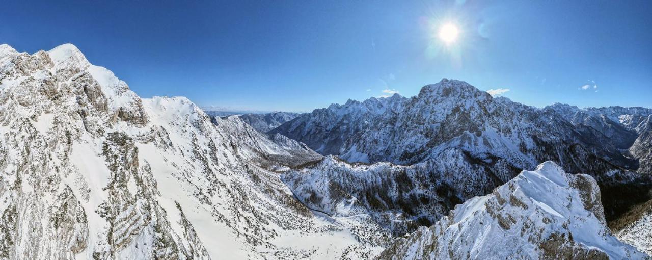 Готель Erjavceva Mountain Hut At Vrsic Pass Кранська Гора Екстер'єр фото