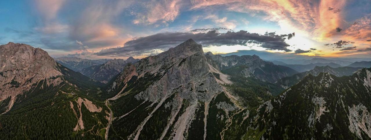Готель Erjavceva Mountain Hut At Vrsic Pass Кранська Гора Екстер'єр фото