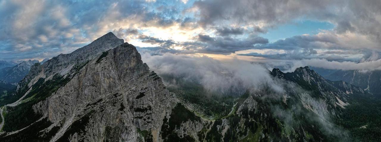 Готель Erjavceva Mountain Hut At Vrsic Pass Кранська Гора Екстер'єр фото
