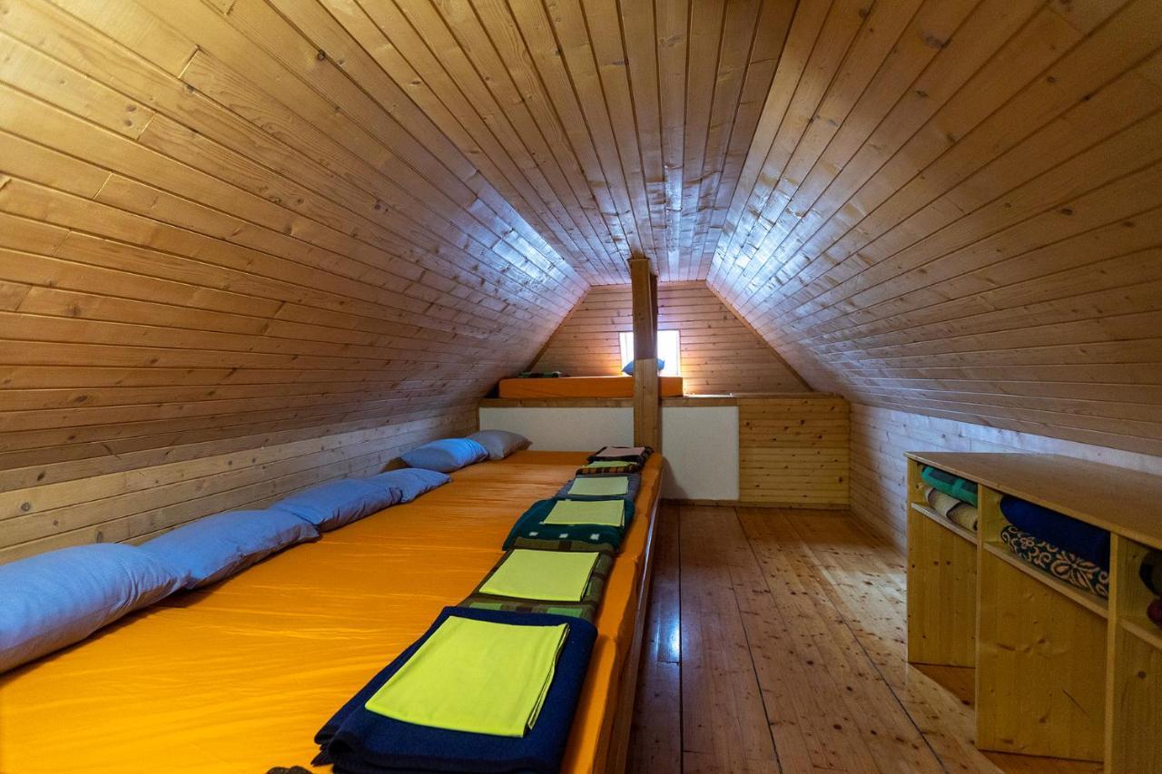 Готель Erjavceva Mountain Hut At Vrsic Pass Кранська Гора Екстер'єр фото