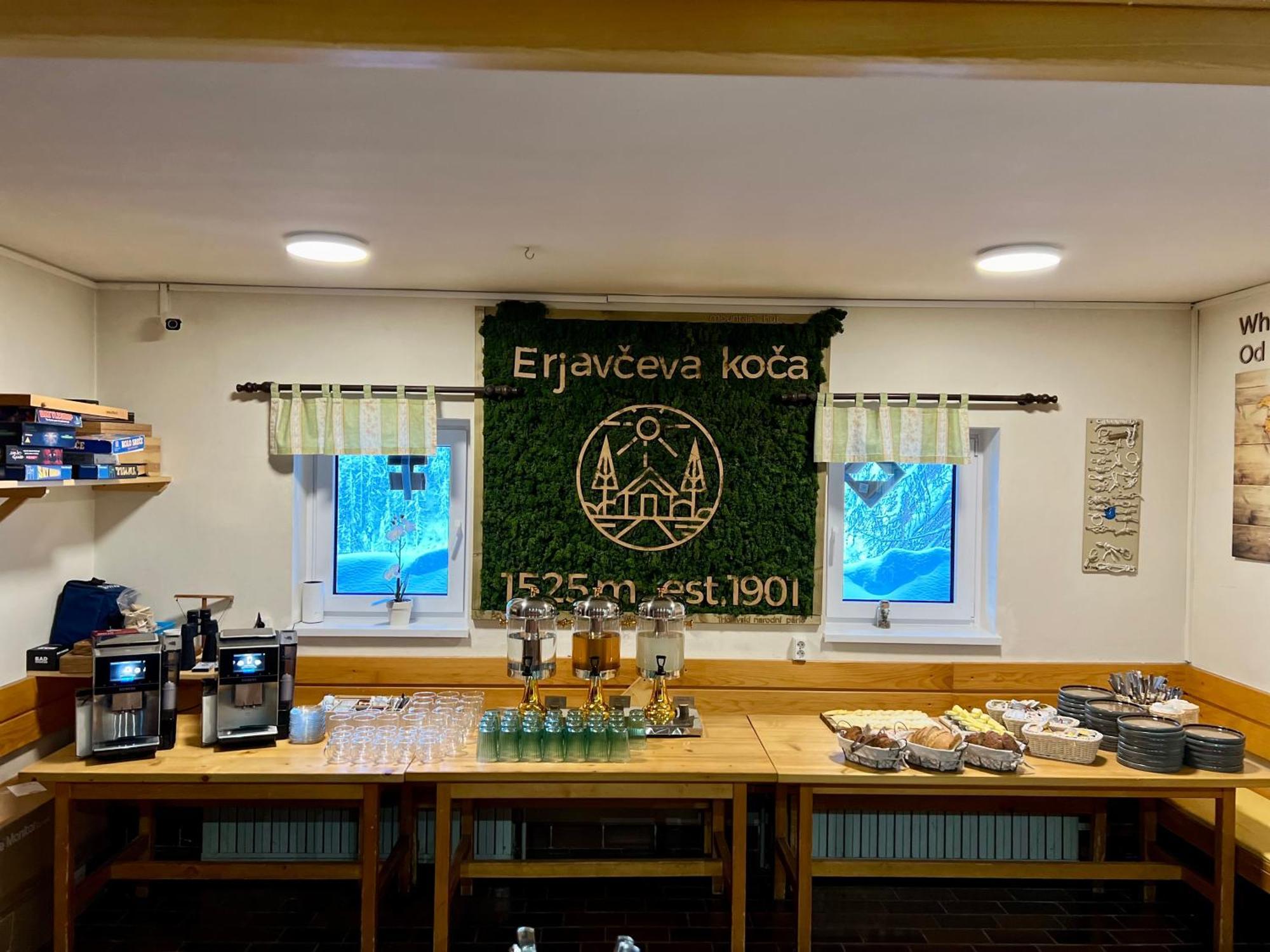 Готель Erjavceva Mountain Hut At Vrsic Pass Кранська Гора Екстер'єр фото